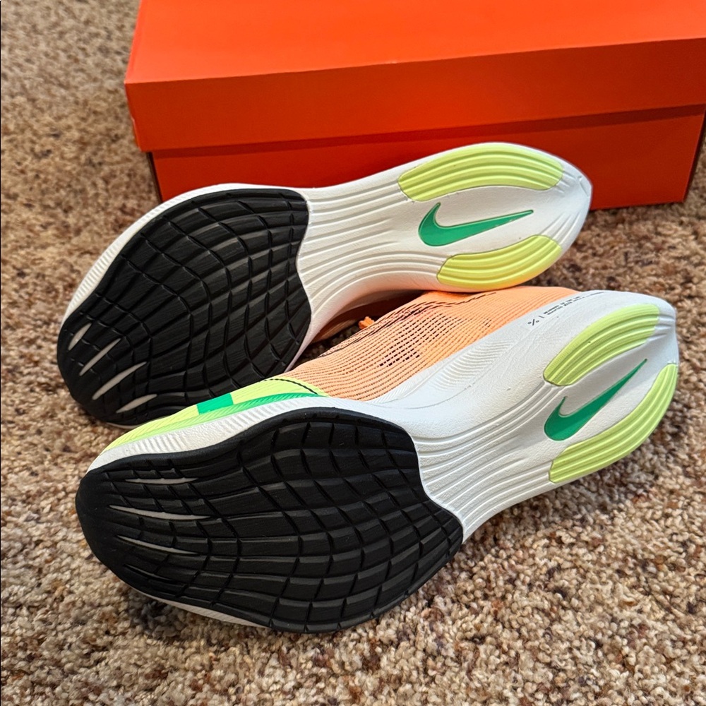 NIB Nike Women’s ZoomX Vaporfly Next% 2, Size 10 - Picture 2 of 4